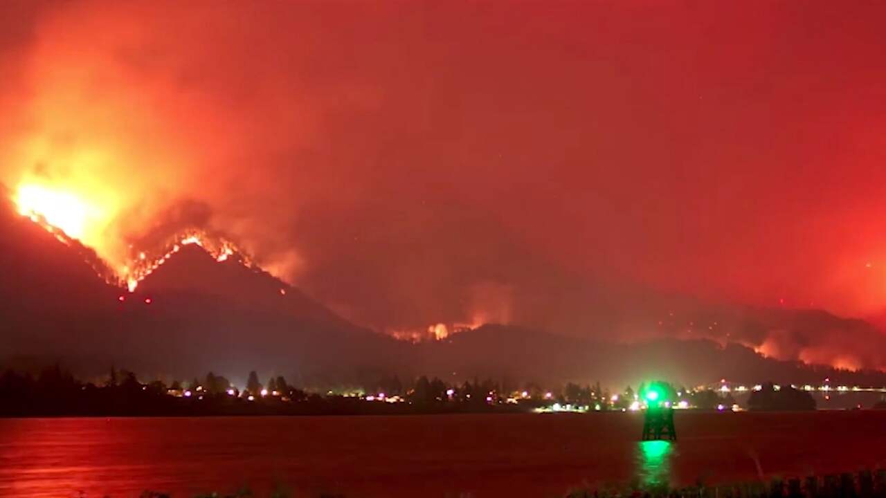 Beeld uit video: Timelapse van natuurbrand in Eagle Creek Canyon Oregon
