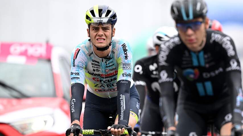 Belg vecht tegen tranen na botte pech in Giro-sprint: 'Heb twee weken afgezien'