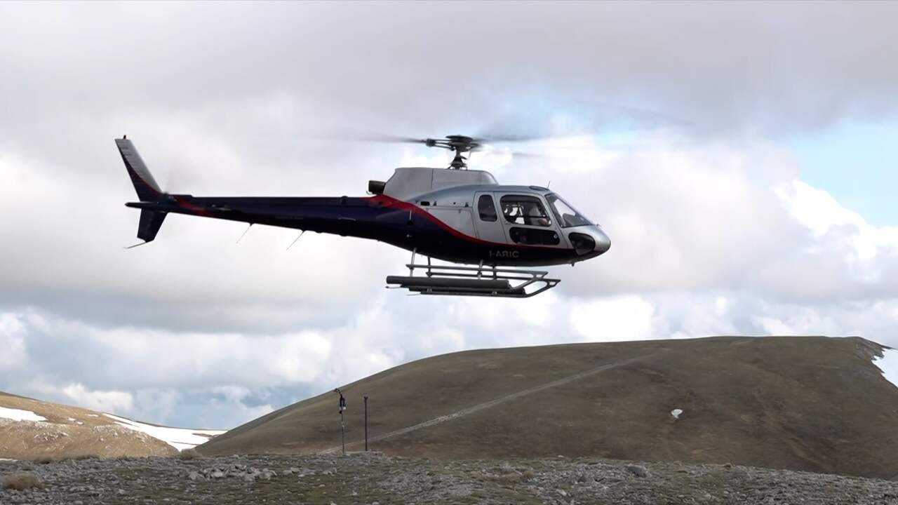 Beeld uit video: Remco Evenepoel gaat met de helikopter naar het hotel