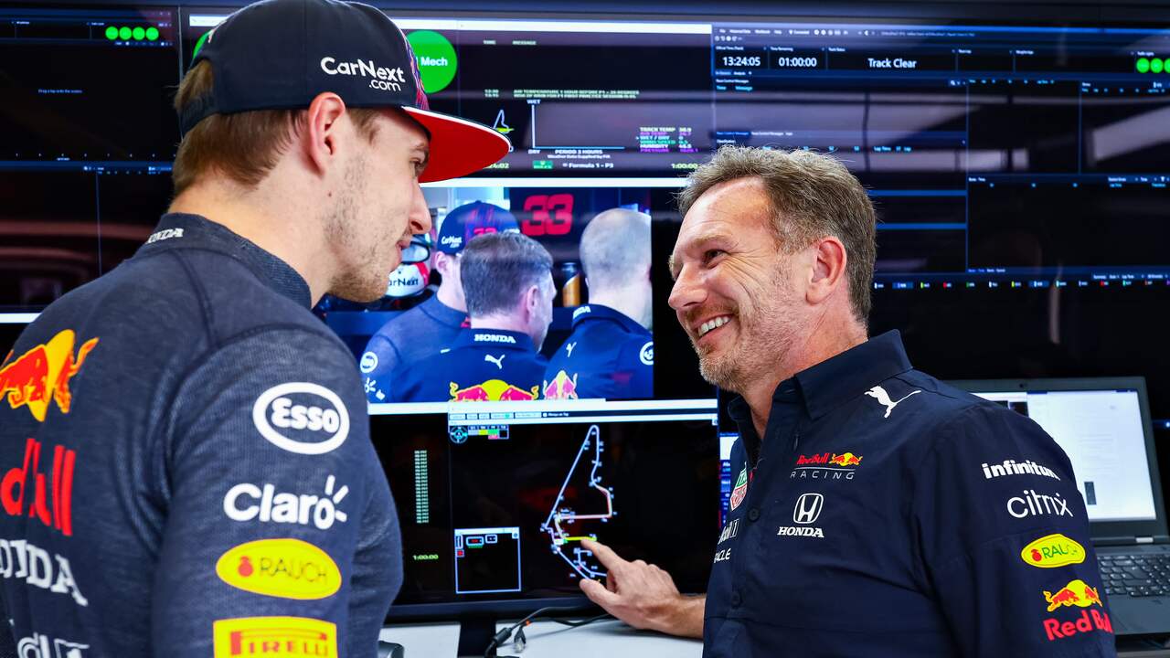 Max Verstappen in de pitbox met Red Bull-teambaas Christian Horner.