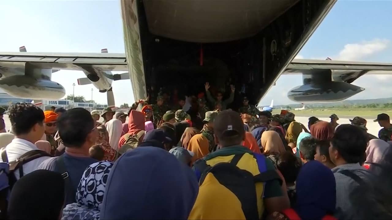 Beeld uit video: Vliegtuigen evacueren honderden mensen van Sulawesi