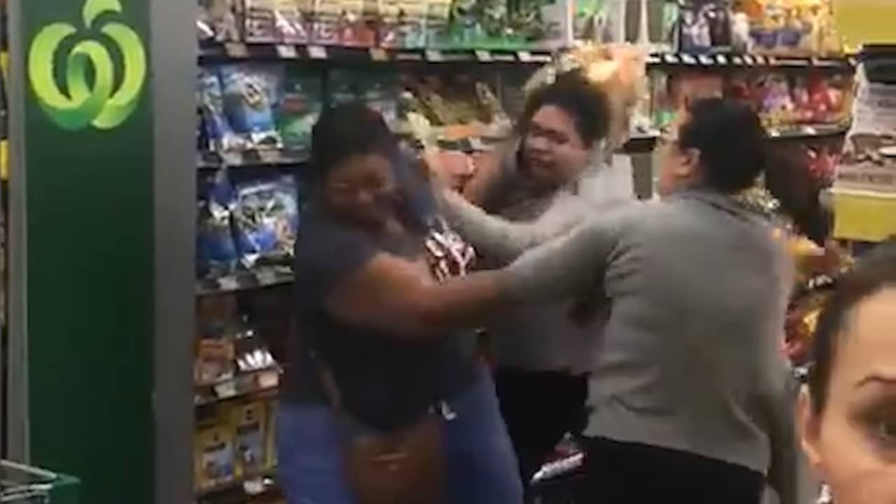 Beeld uit video: Vrouwen vechten om wc-papier in Australische supermarkt