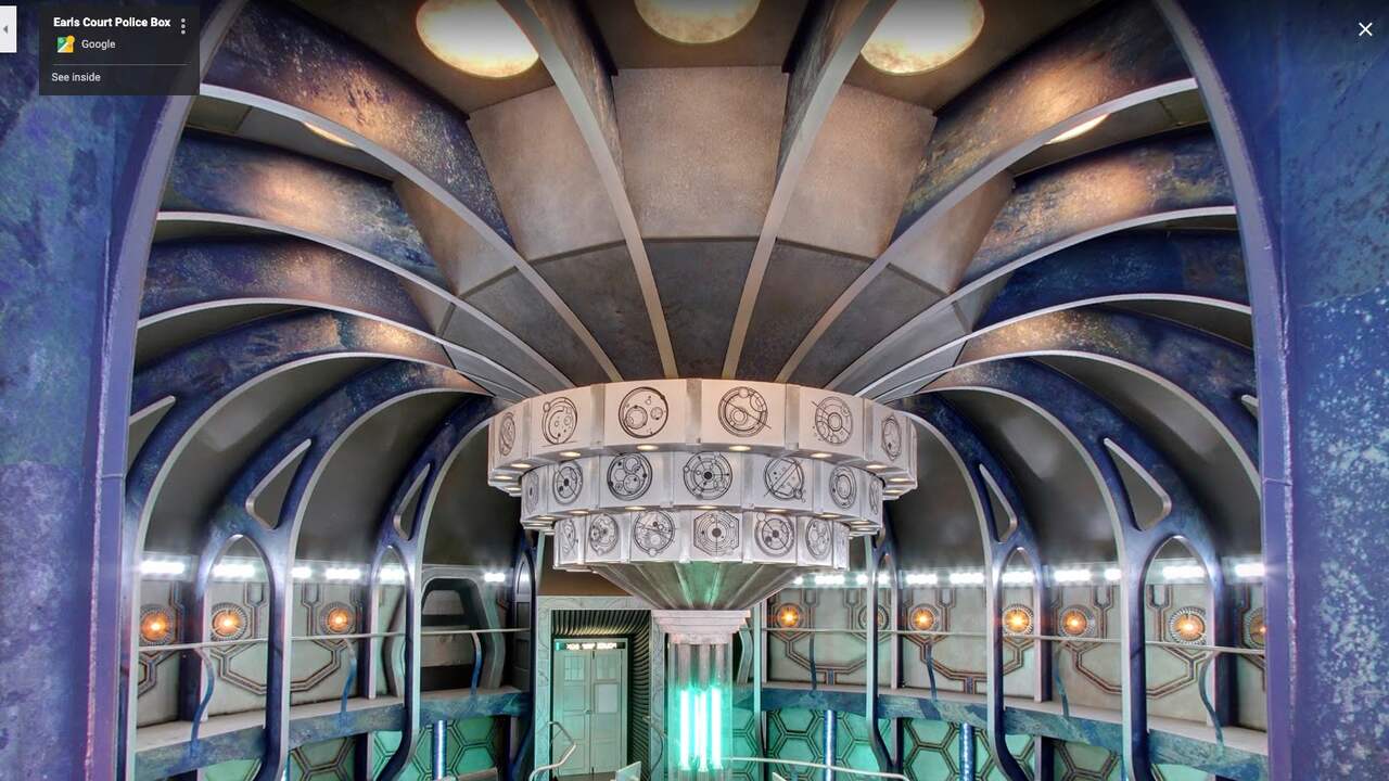 Bij Google Streetview kun je het ruimteschip uit Doctor Who verkennen.