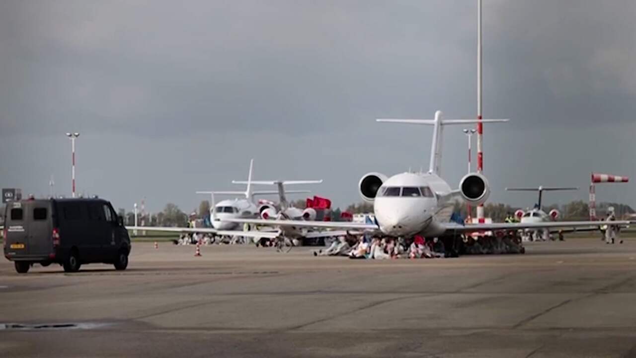 Beeld uit video: Klimaatactivisten blokkeren privéjets op Schiphol