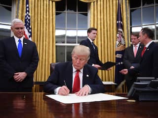 Donald Trump tekent decreet tegen Obamacare