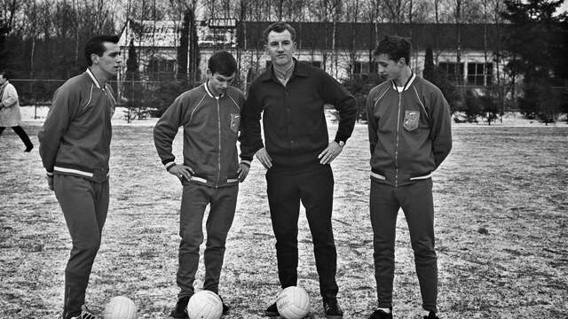 Bondscoach Georg Kessler in 1966 met Willy van der Kuijlen (links), Willy Dullens (midden) en Johan Cruijff (rechts).