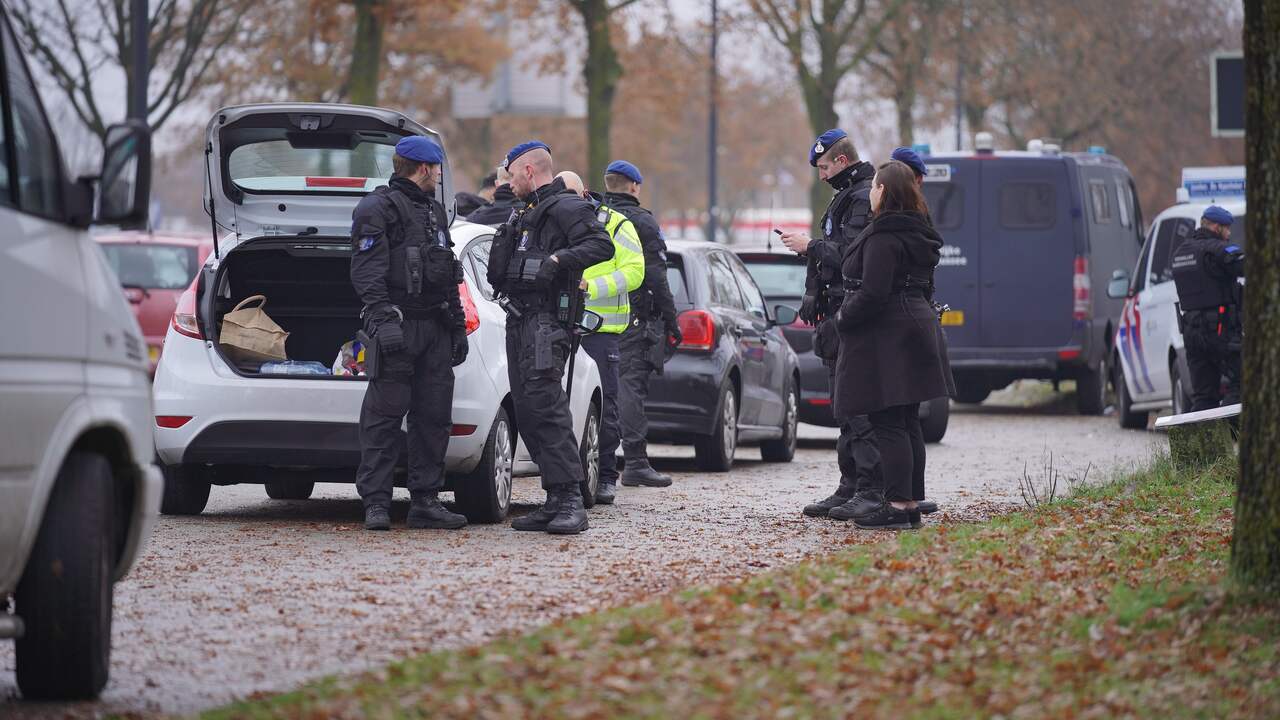 Politie en marechaussee controleren zondag de toegangswegen naar het centrum van Nijmegen.