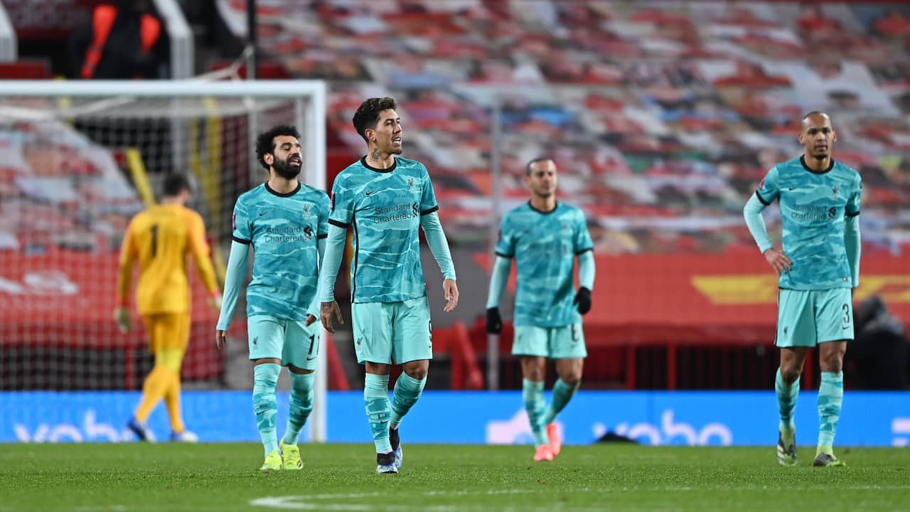 De spelers van Liverpool druipen af na de nederlaag tegen Manchester United.