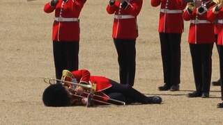 Britse militairen bezwijken onder hitte bij parade in Londen