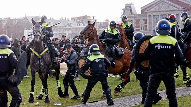 Er komen paarden aan te pas en de situatie escaleert. Sommige mensen krijgen rake klappen. Het lukt de ME al gauw om een groot deel van het Museumplein te ontruimen.