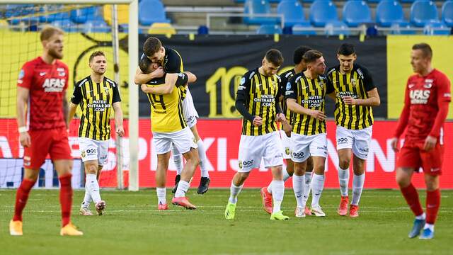 Zonder Riechedly Bazoer was Vitesse met 2-1 te sterk voor AZ.