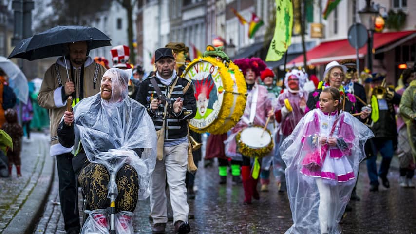 Ass grafisch Wanten Weerbericht: Een regenbestendige outfit voor carnaval is geen overbodige  luxe | Binnenland | NU.nl