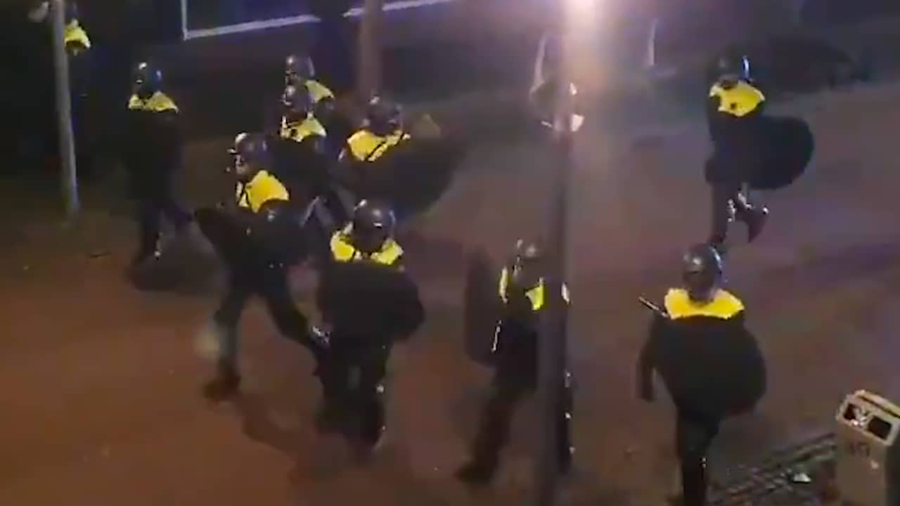 Beeld uit video: ME en relschoppers door heel Nederland lijnrecht tegenover elkaar