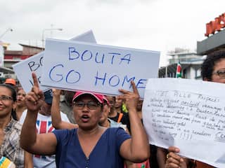 Grote demonstraties tegen Surinaamse regering houden aan
