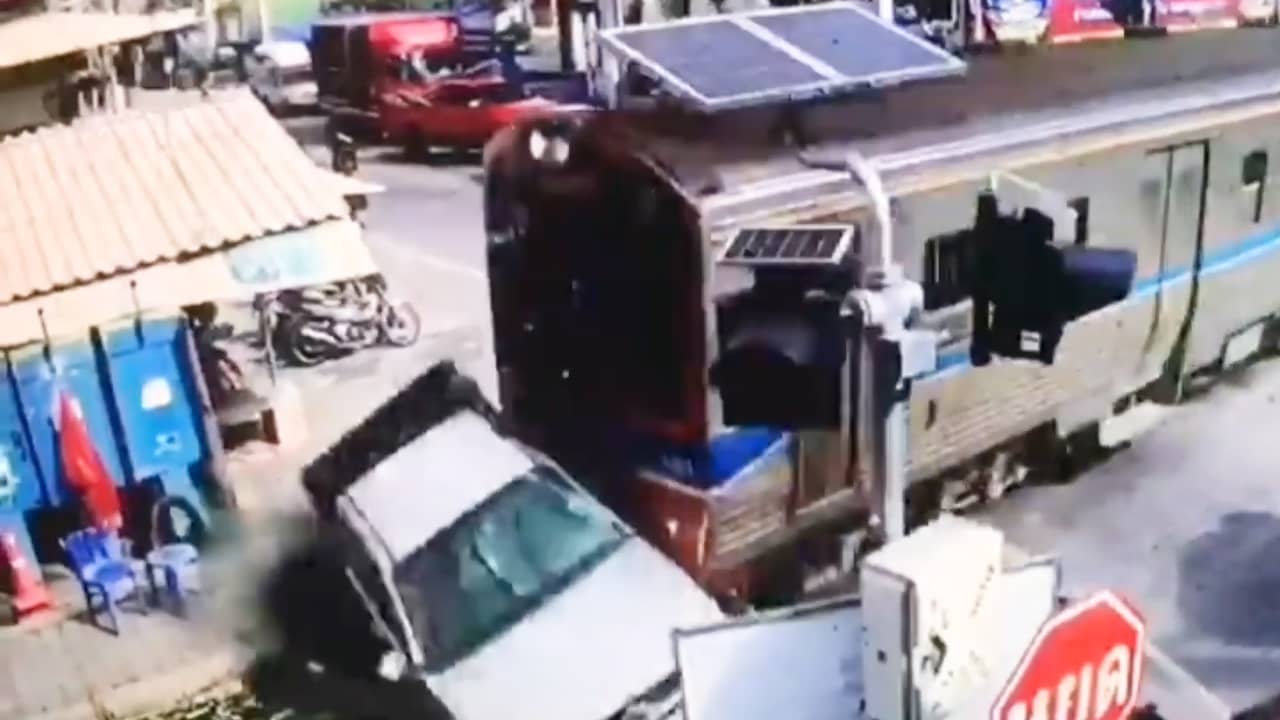 Beeld uit video: Trein rijdt haastige automobilist aan in Thailand