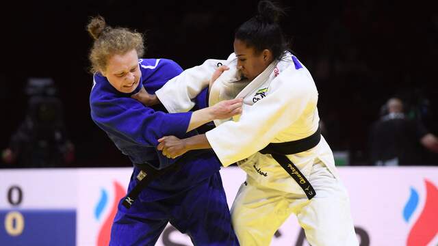 Sanne Vermeer (in het blauw) pakte brons in de klasse tot 63 kilogram.