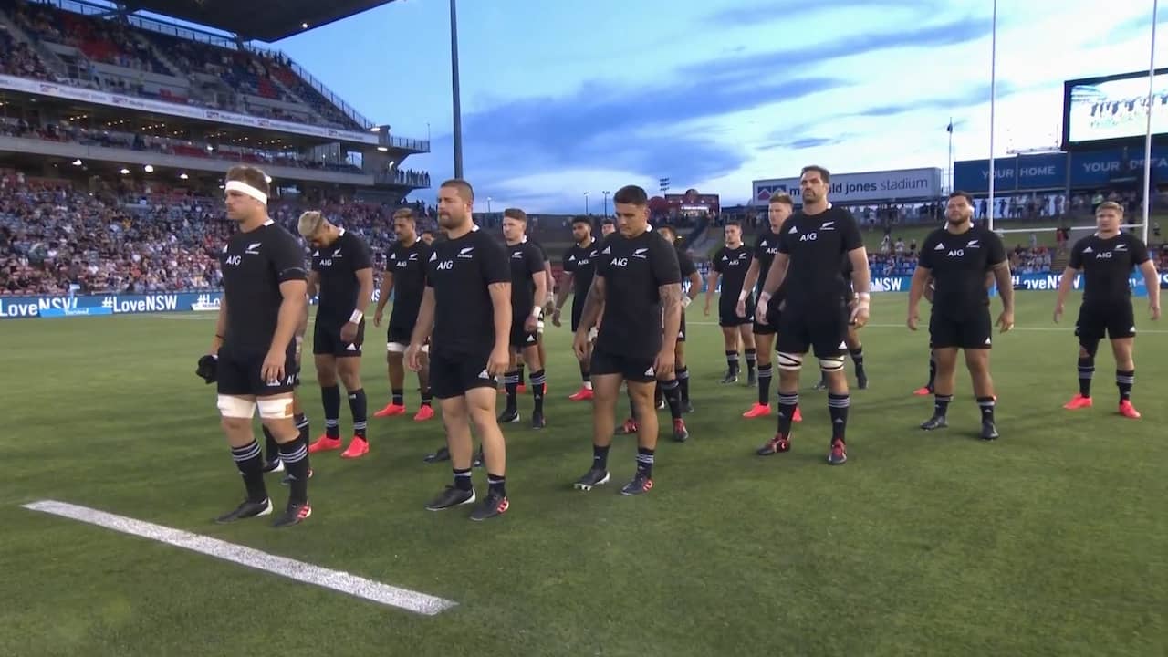Beeld uit video: Nieuw-Zeelandse rugbyers eren Maradona voorafgaand aan haka