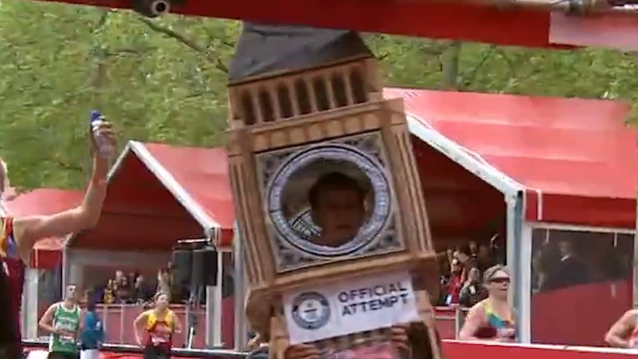 Beeld uit video: Verklede marathonloper blijft hangen voor finish