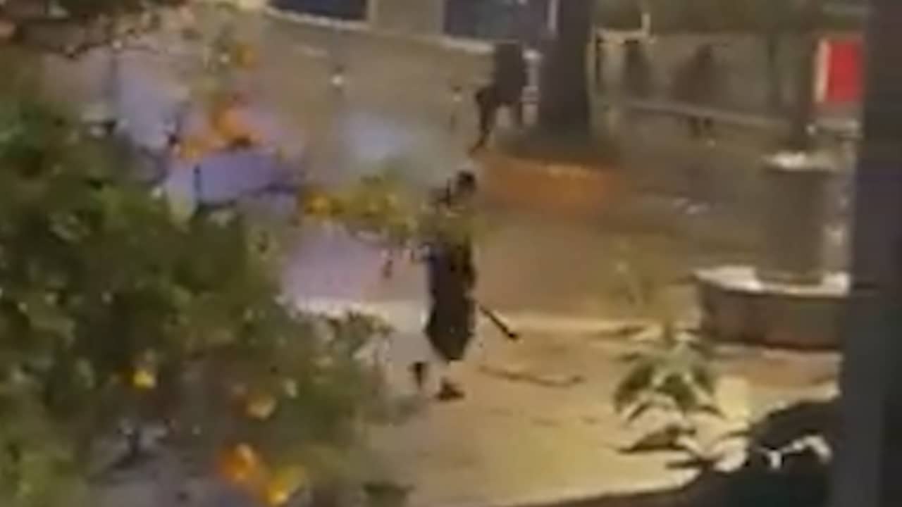 Beeld uit video: Man loopt met zwaard over straat na aanval in Spaanse kerk