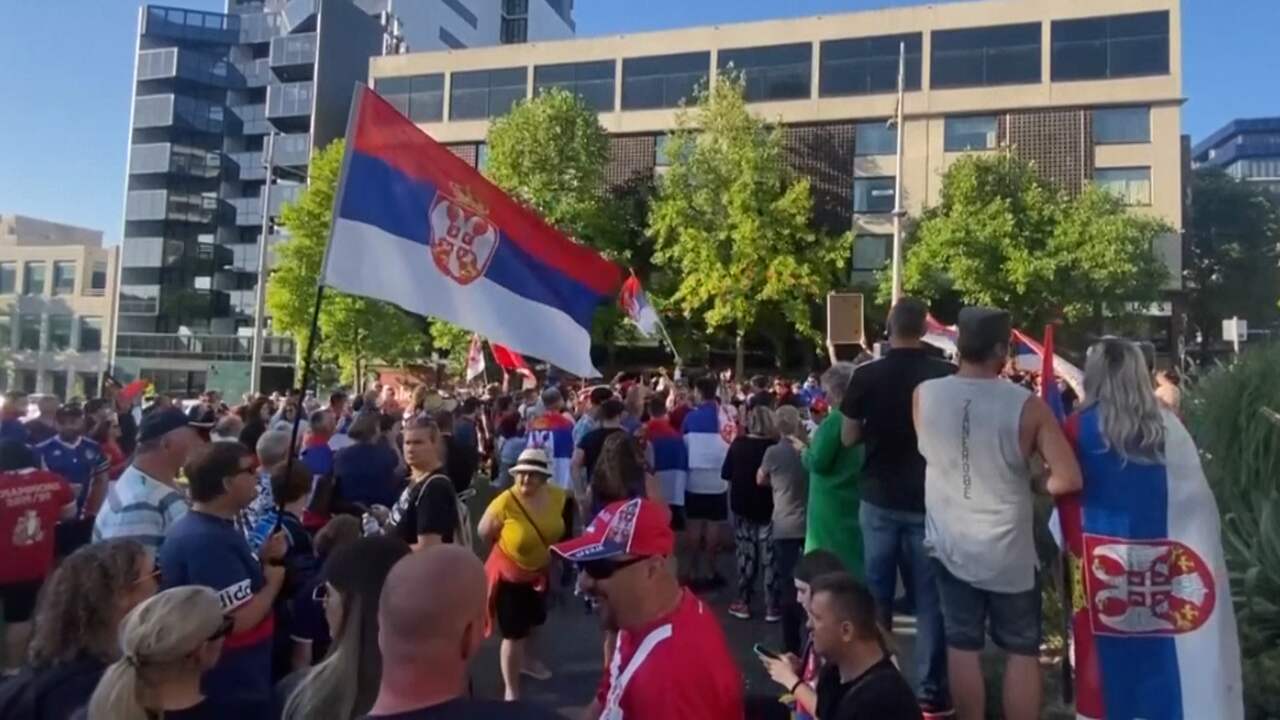 Beeld uit video: Djokovic-fans protesteren voor zijn quarantainehotel