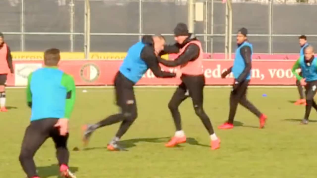 Beeld uit video: Feyenoorders Van Beek en Berghuis raken slaags op training