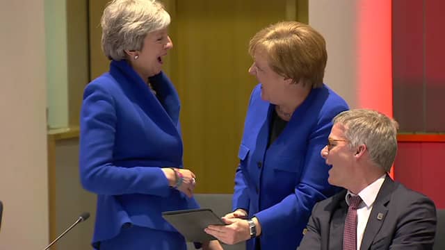 May en Merkel lachen om foto met zelfde outfit