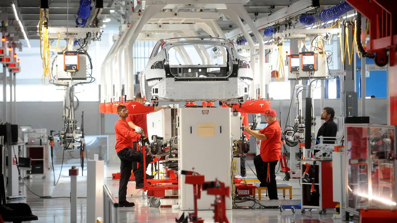 Tesla reports quarterly profit of .3 billion, will cut jobs |  NOW