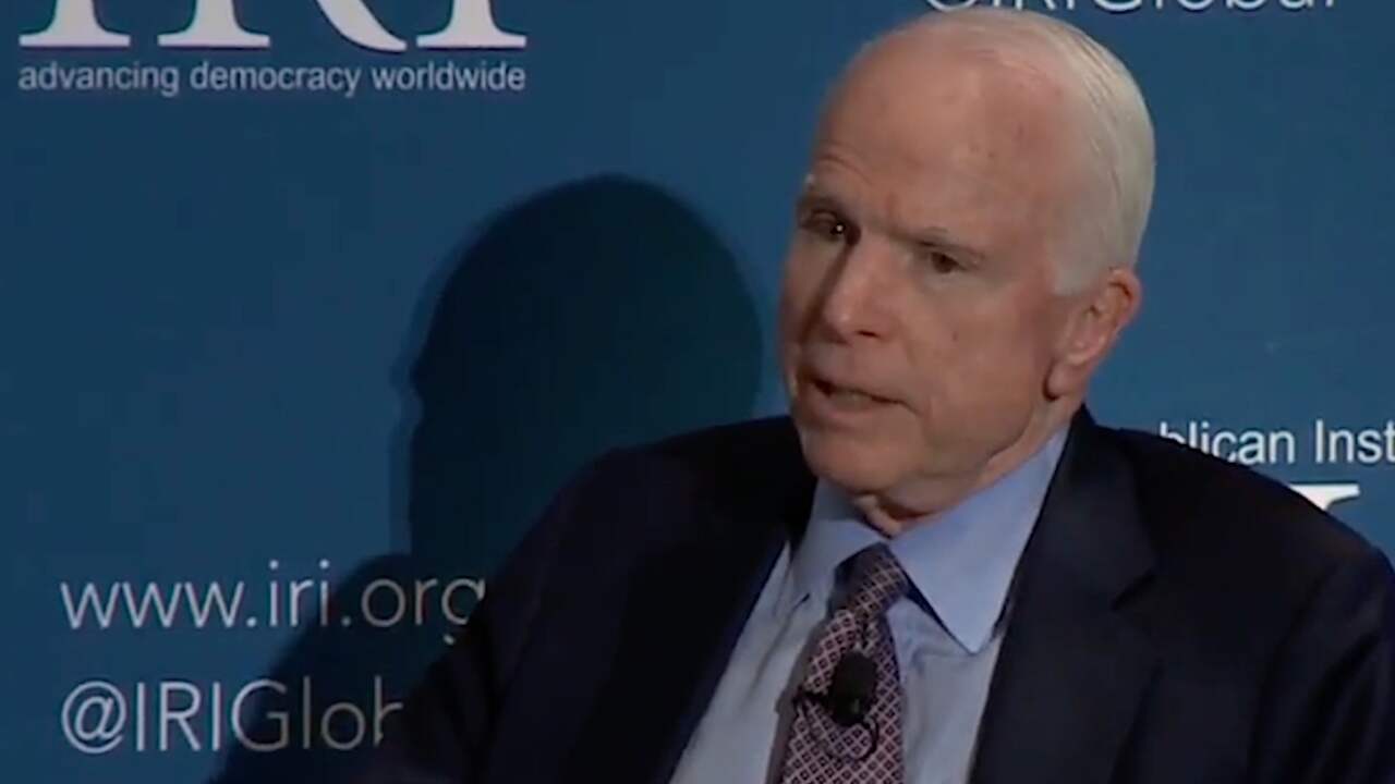Beeld uit video: McCain vergelijkt situatie rondom Trump met Watergateschandaal