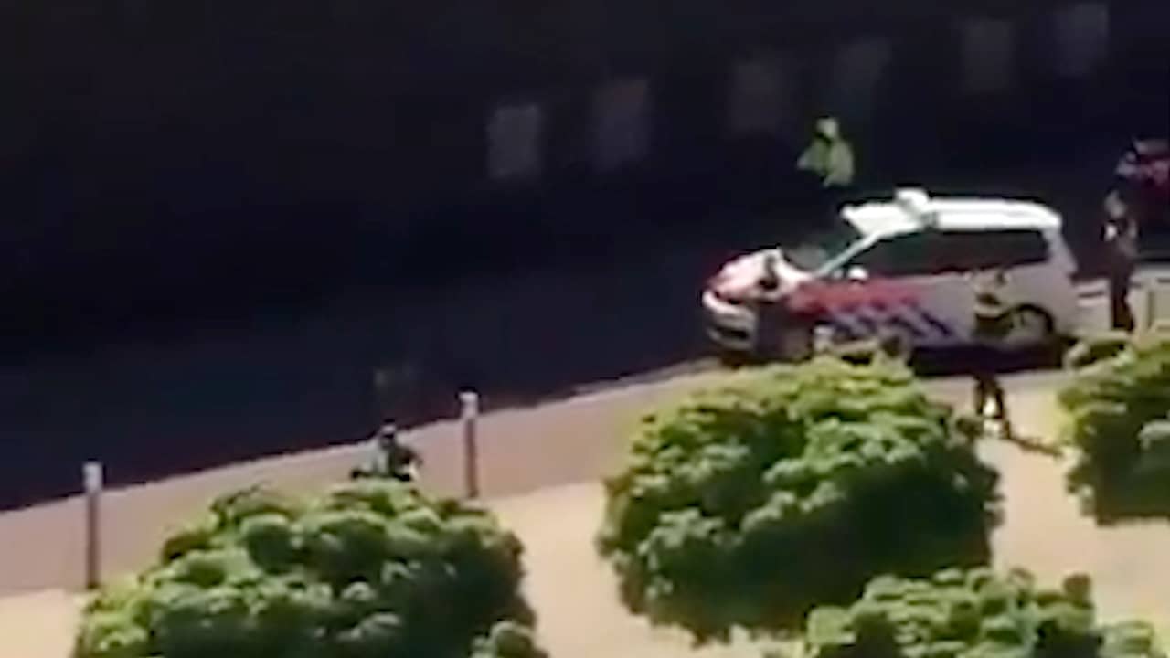 Beeld uit video: Politie schiet messentrekker neer In Den Haag