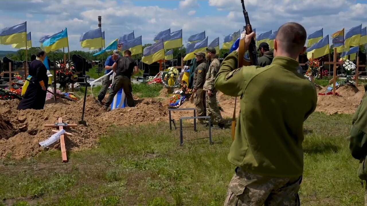 Beeld uit video: Oekraïense militairen rouwen bij graven van collega's