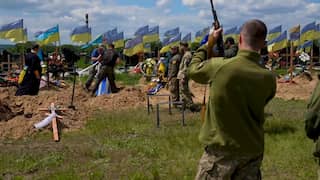 Oekraïense militairen rouwen bij graven van collega's