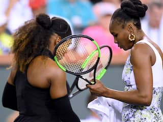 Venus Williams verslaat teruggekeerde zus Serena in Indian Wells