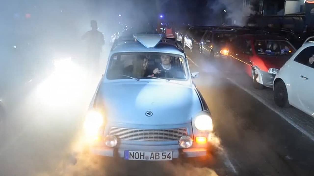 Beeld uit video: Honderden bezoekers bij autodisco Duitse club