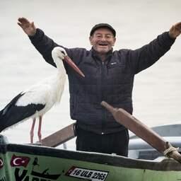 Turkse visser krijgt voor dertiende jaar op rij bezoek van dezelfde ooievaar