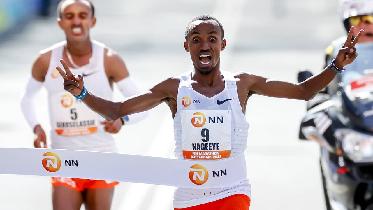 Abdi Nageeye komt in extase over de finish in Rotterdam.