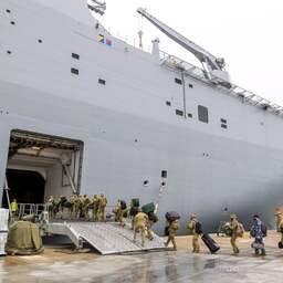 Hulpschip voor Tonga keert terug naar Australië vanwege corona aan boord