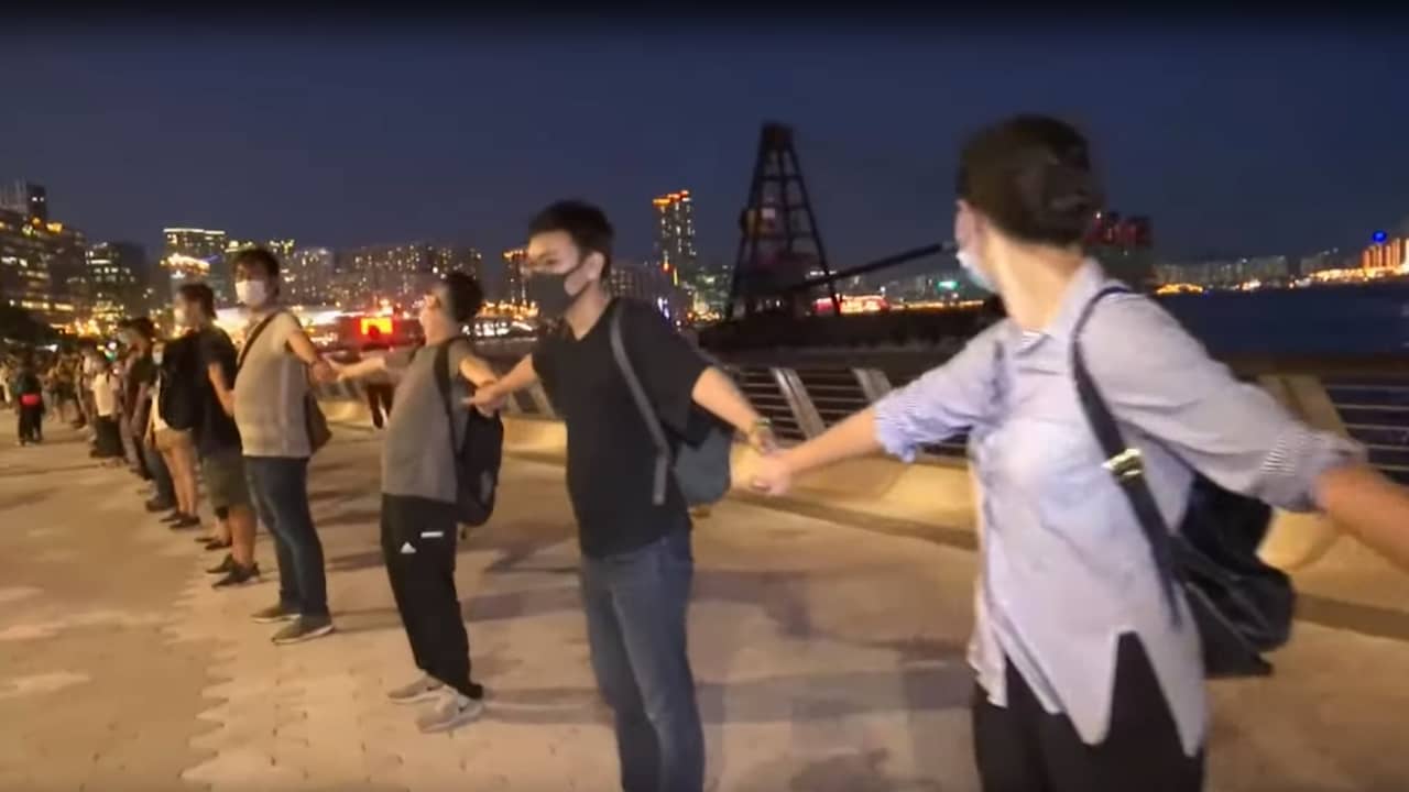 Beeld uit video: Demonstranten vormen 40 kilometer lange keten door Hongkong