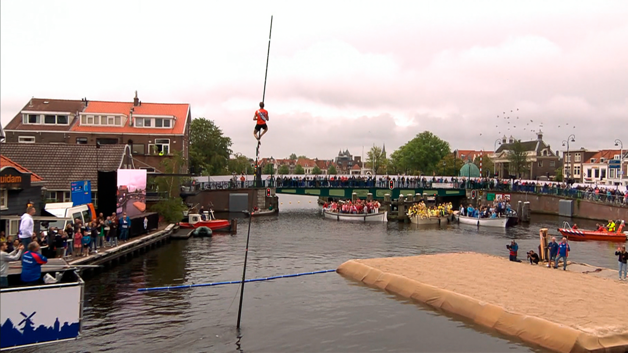 Beeld uit video: Veel uitglijders bij terugkeer fierljeppen in Haarlem