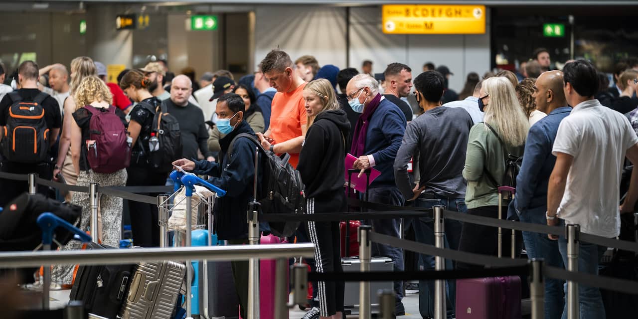Schiphol ziet reizigers steeds vroeger naar luchthaven komen door problemen