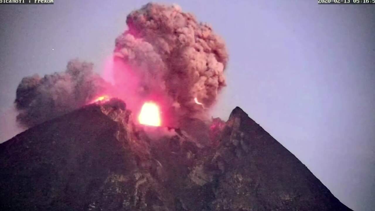 Vulkanische bliksem bij uitbarsting in Indonesië
