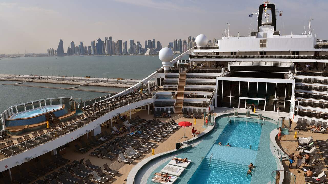 Beeld uit video: Waarom Qatar cruiseschepen inzet om WK-fans onderdak te geven