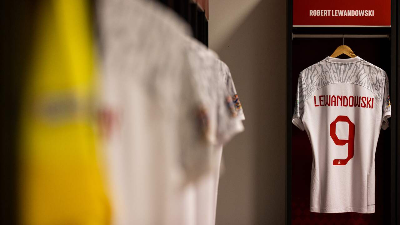 Het shirt van Robert Lewandowski in de kleedkamer van Polen.