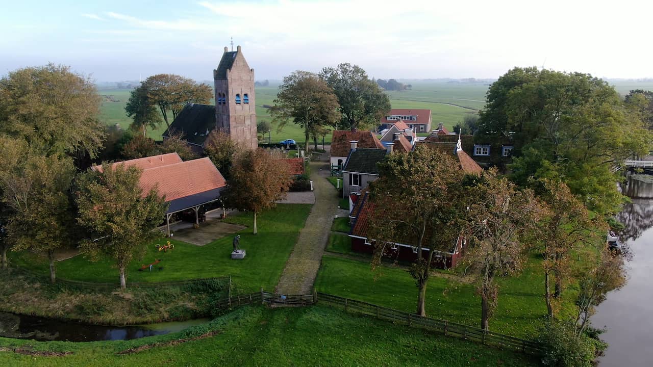 Video | Dronebeelden tonen Friese Funda-hit: deel van dorp te koop voor 1,5 miljoen euro
