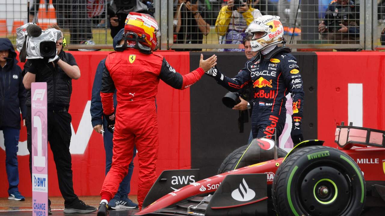 Max Verstappen brengt zijn felicitaties over aan Carlos Sainz.