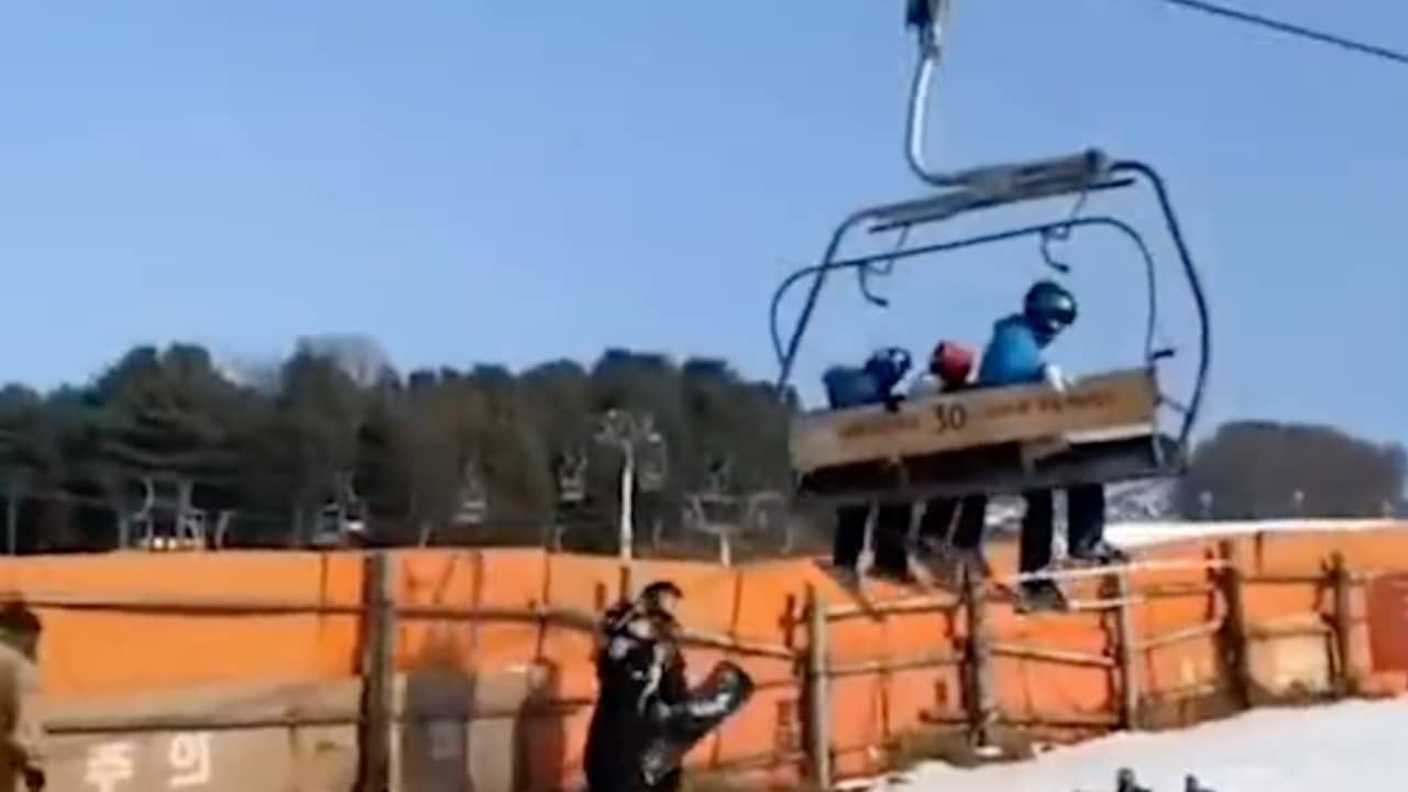 Beeld uit video: Skiërs springen uit op hol geslagen skilift in Zuid-Korea