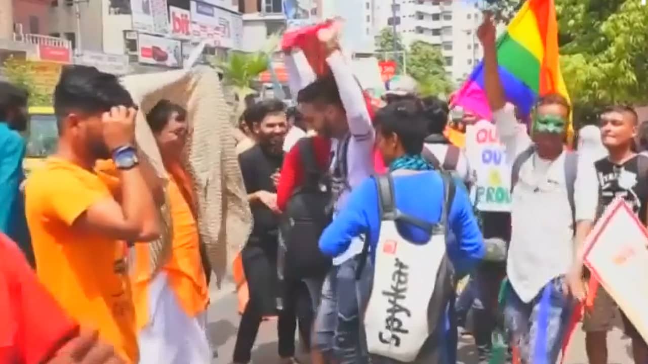 Beeld uit video: Activisten feesten nu Indiërs weer seks mogen hebben met zelfde geslacht