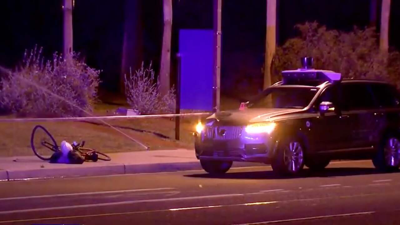 Beeld uit video: Zelfrijdende auto van Uber rijdt vrouw aan in Arizona