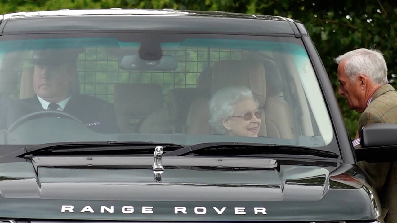 Beeld uit video: Koningin Elizabeth weer in het openbaar verschenen