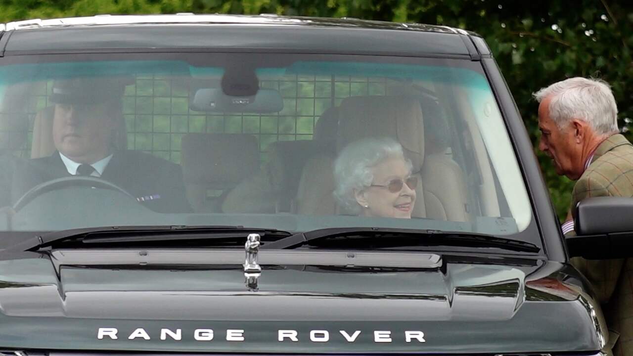 Beeld uit video: Koningin Elizabeth weer in het openbaar verschenen