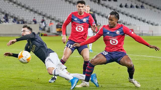 Het moment dat Ajax een penalty krijgt in Lille.